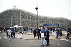 微豪配资 队报：卢浮宫盗窃案的4名嫌疑人在观战巴黎FC对里昂比赛的途中被捕